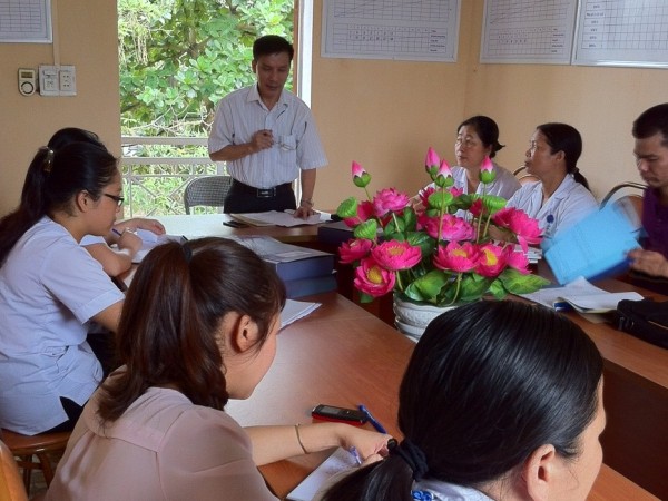 Giám đốc Trung tâm Y tế giám sát triển khai việc duy trì Bộ tiêu chí Quốc gia về y tế tại trạm y tế xã Tân Quang