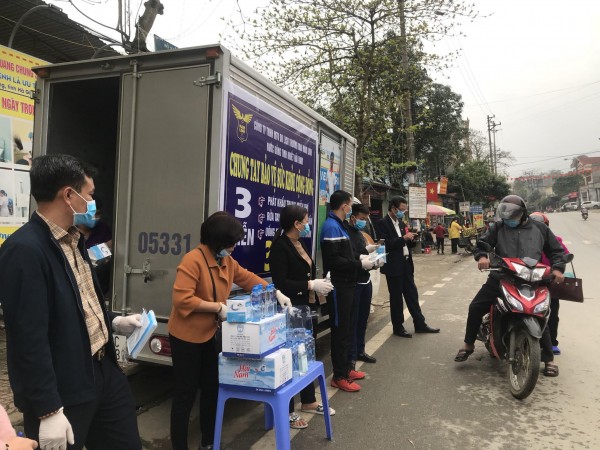 Công Ty TNHH MTV Du lịch thương mại Nam Linh – Nước uống tinh khiết Hải Nam tổ chức phát khẩu trang và nước uống miễn phí cho người dân phòng chống bệnh Viêm đường hô hấp cấp do Covid – 19